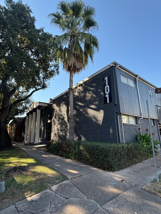 Front of Property - Avondale Apartments