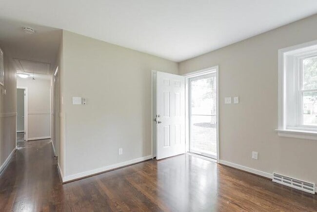 Building Photo - Spacious 4 Bedroom Home in West End Manor – Available April 10 – $2,600/mo
