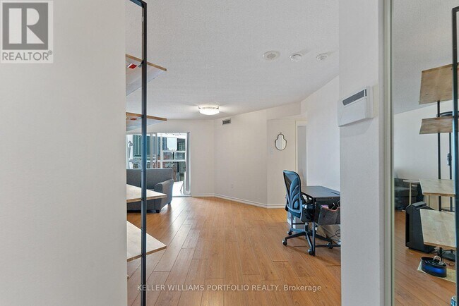 Photo du bâtiment - 705 King St W