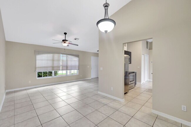Building Photo - Stunning 3BR/2BA Home with 2-Car Garage & ...