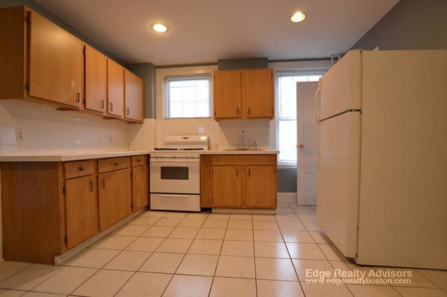 Building Photo - 22-24-24 Everett Square