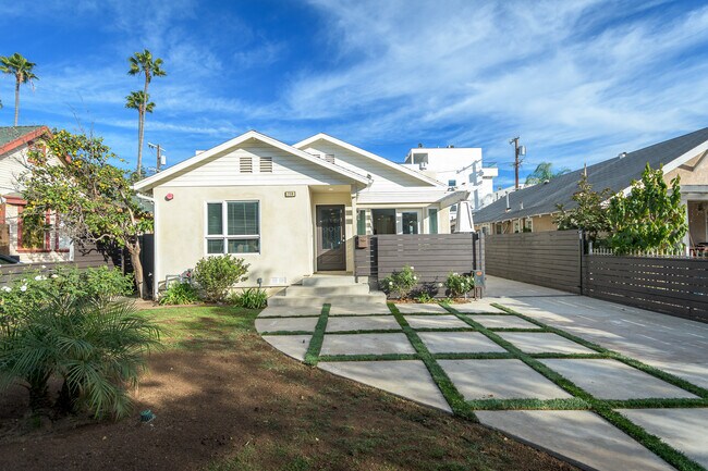 Foto del edificio - 736 N Wilton Pl
