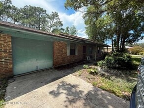 Building Photo - 121 Pine Oak Dr
