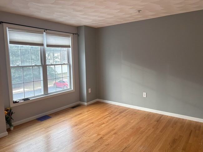 Building Photo - 933 Varnum Ave