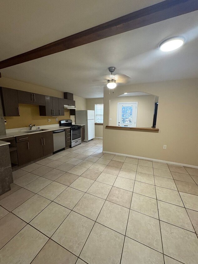 Photo - 377 Douglas St