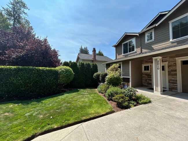 Foto del edificio - 4 bed/2.5 bath and 3 car garage and a down...