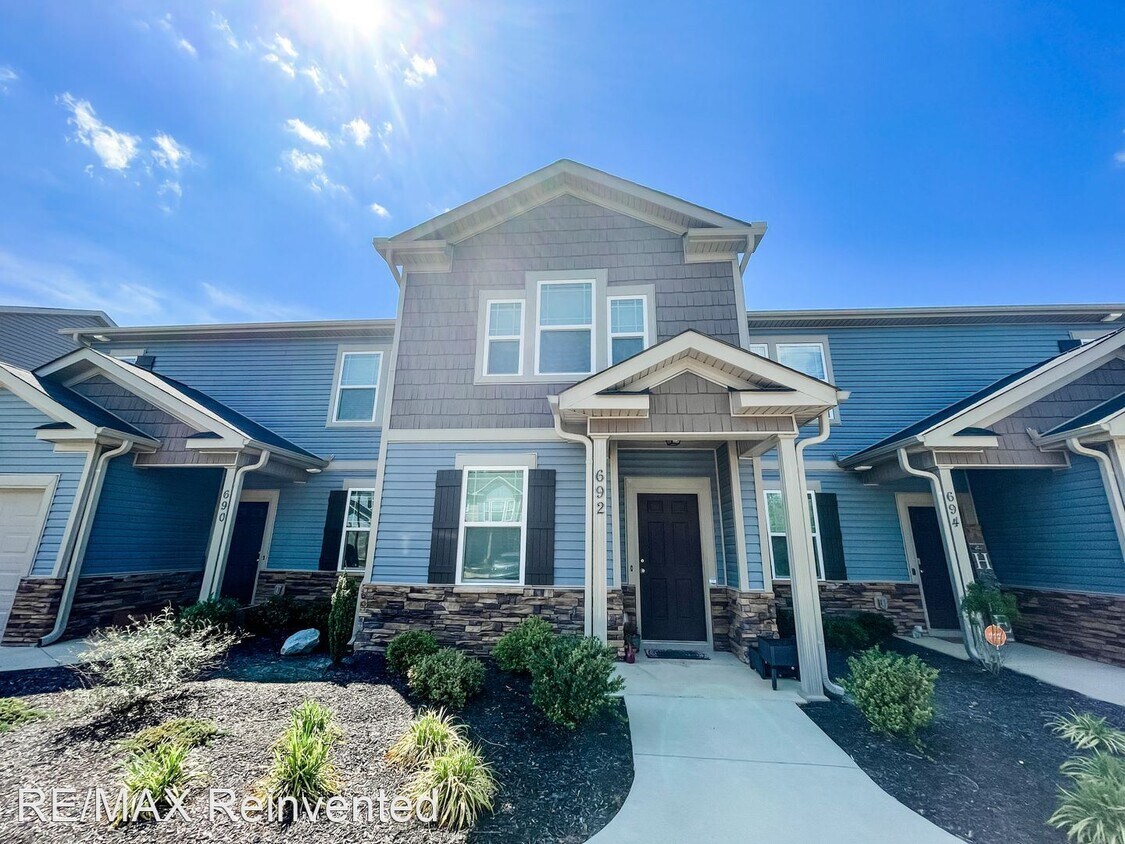 2 br, 2.5 bath House - 692 Red Cedar Court