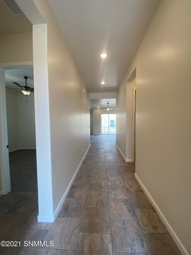 Building Photo - 4030 S Sommerset Ave