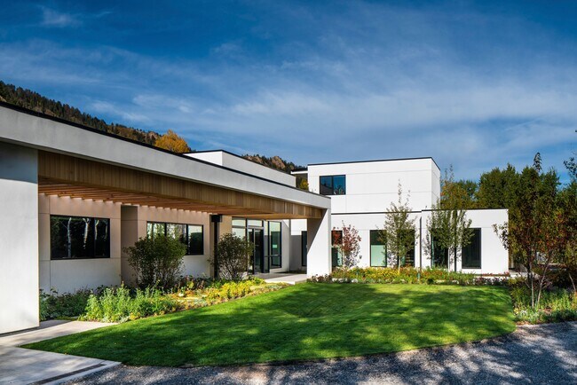 Foto del edificio - 1411 Crystal Lake Rd