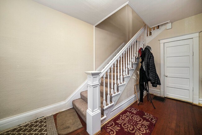 Foto del edificio - 305 N May St