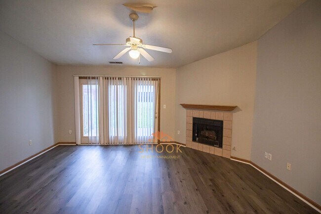 Foto del edificio - 3525/3527 E Thornhill Circle