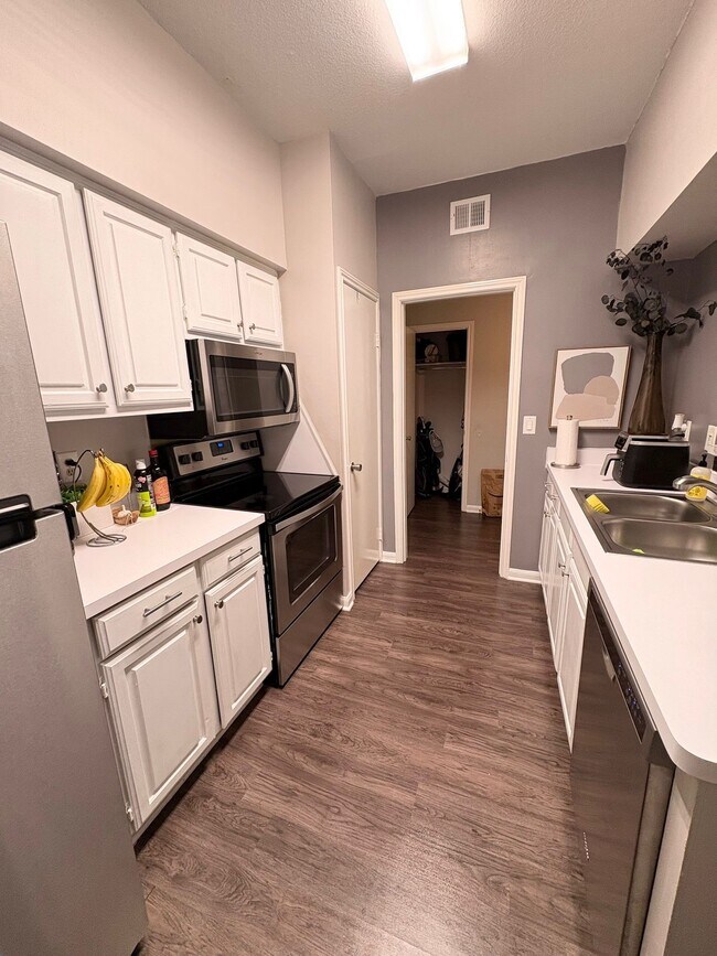 Foto del edificio - 2475 Underwood St