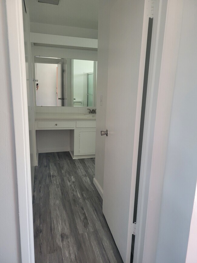 Entrada al baño - 609 De la Vina St