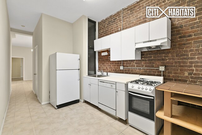 Building Photo - 206 E 90th St