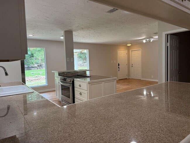 Foto del edificio - 2218 Bahama Rd