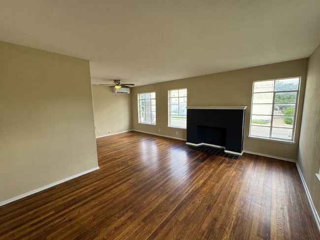 1 bedroom and 1 bathroom unit available at... - 1 bedroom and 1 bathroom unit available at... Apartment
