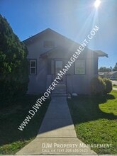 Building Photo - 424 5th St S