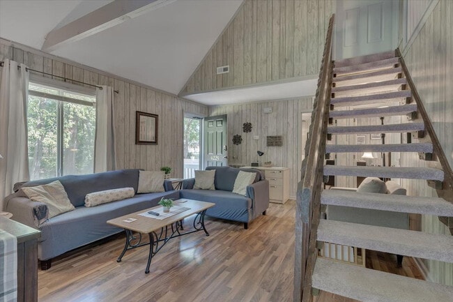 Building Photo - 4225 Meadowbrook Rd