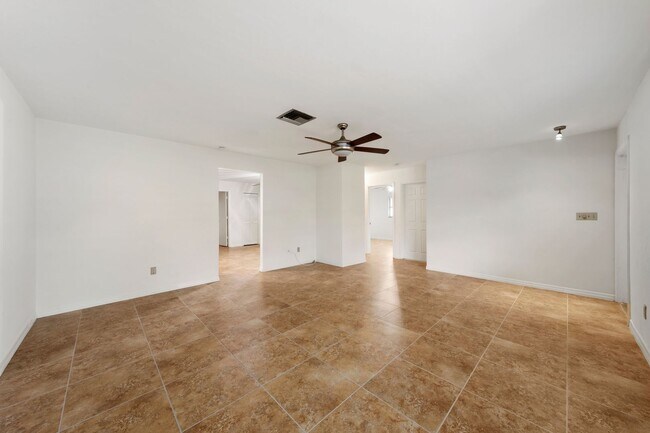 Foto del edificio - REDUCED! GREAT DEAL! NEWLY RENOVATED IN NAPLES PARK!!!!