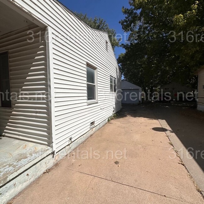Building Photo - $895 - 2 bedroom / 1 bathroom Single Famil...