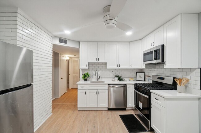 Foto del edificio - Charming Updated 4BR/2BA Cape Cod in Twinbrook- Rockville