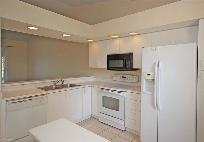 Foto del edificio - Beautiful 2 Bedrooms 2 Bath Waterfront Condo