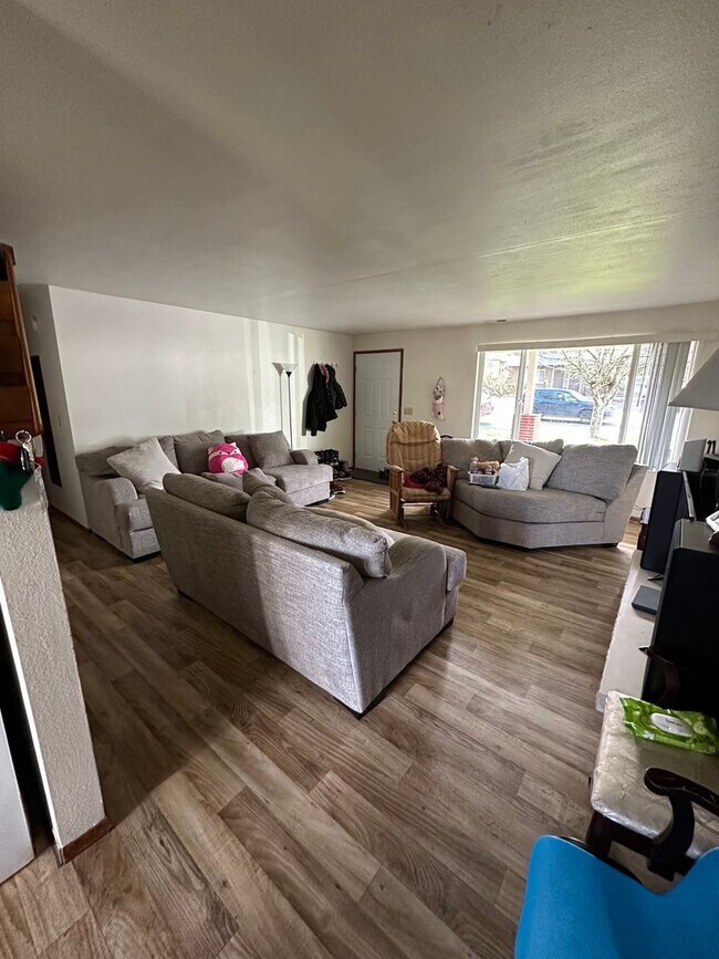 Building Photo - 3 Bedroom 1.5 Bath Duplex No Garage