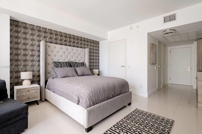 Building Photo - 1300 Brickell Bay Dr