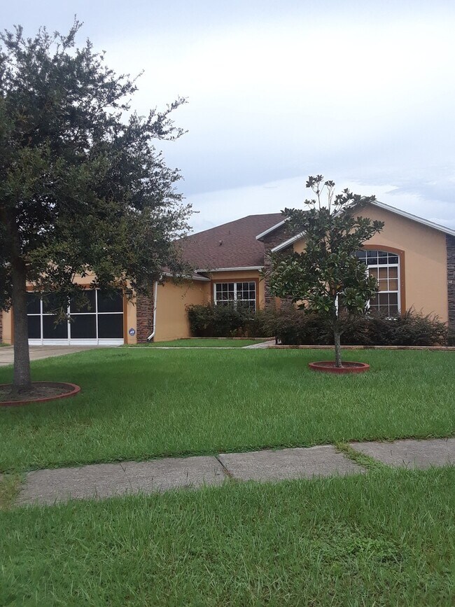 Foto del edificio - Spacious 4-Bedroom Home in Poinciana!