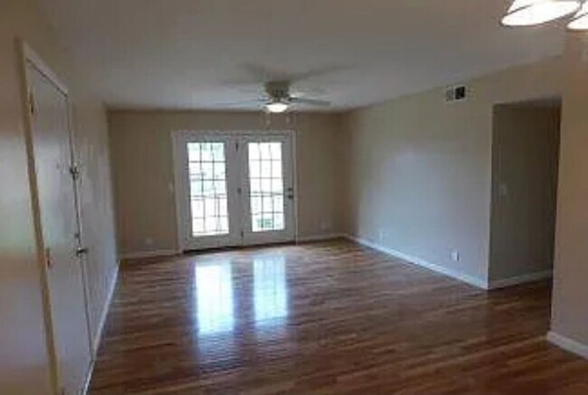 Foto del edificio - 420 Walton Ln