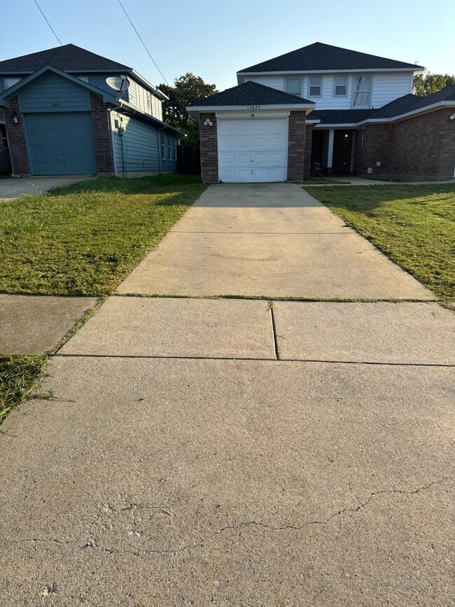 Photo - 13627 Biggs St (Dallas, TX) Apartment