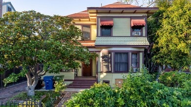 Building Photo - 1013 W 24th St