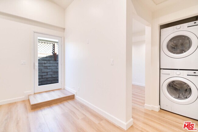 Foto del edificio - 8326 Beckford Ave