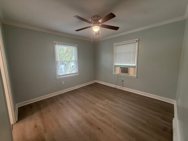Foto del edificio - 120 N Pinewood Dr