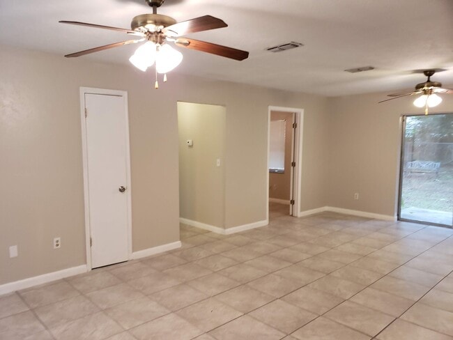 Building Photo - 3 Bed, 2 Bath, 1 Car garage.