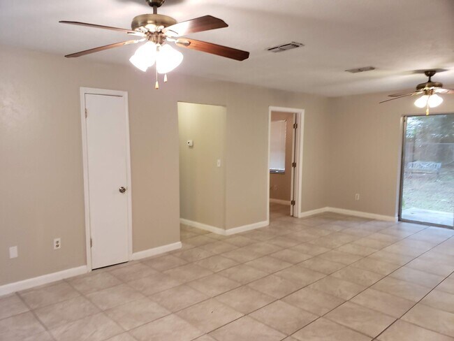 Foto del edificio - 3 Bed, 2 Bath, 1 Car garage.