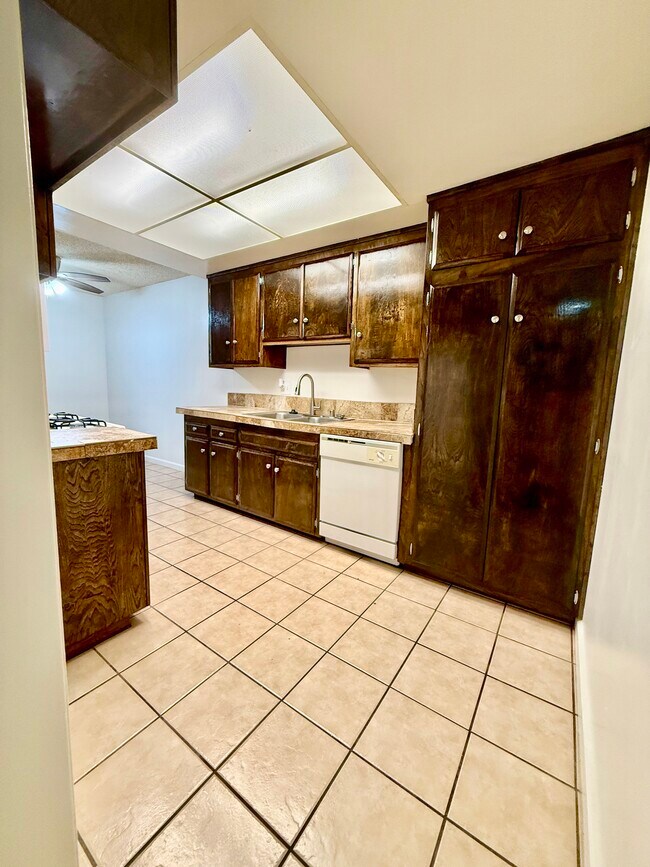 Foto del edificio - 4475 Jurupa Ave