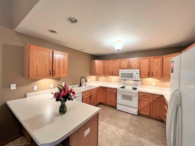 Eat-at kitchen peninsula; has a pantry - 873 Harper Dr
