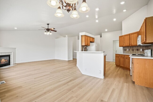 Foto del edificio - 3bd/2ba Home on Large Private Lot in Estab...
