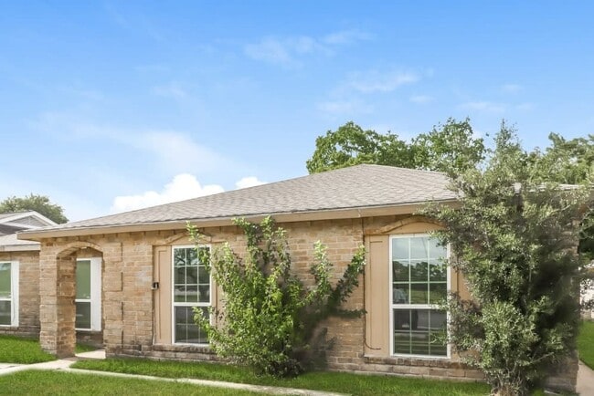 Building Photo - 6822 W Fuqua Dr