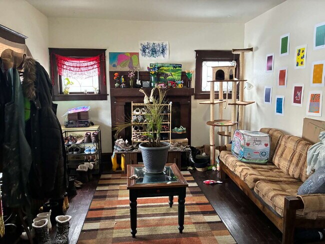 Foto del edificio - 4 Bed 2 Bath close to UWEC!