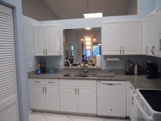 Building Photo - 8199 Springlake Dr