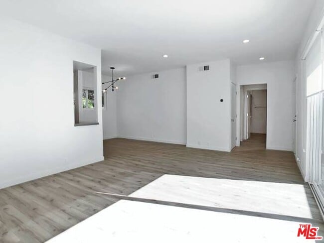 Foto del edificio - 1900 Silver Lake Blvd