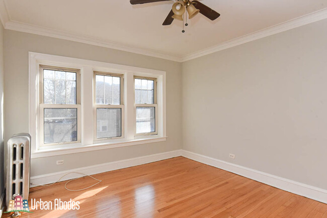 Foto del edificio - 2442 N LeClaire Ave