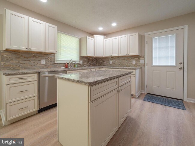 Building Photo - 314 Elmwood Dr