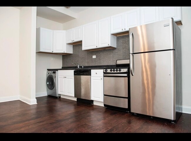 Building Photo - 3345 N Marshfield Ave