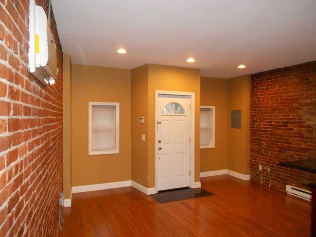Building Photo - 98 Knight St