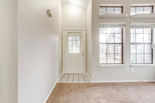 Foto del edificio - One Side of Very Nice Duplex S Arlington- ...
