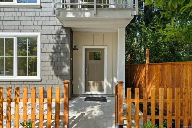 Building Photo - 2770 Vantilburg Crescent