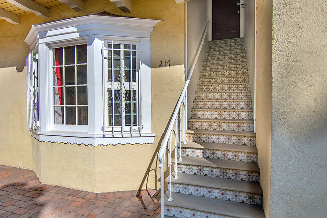 Building Photo - 217 Poinsettia S Pl